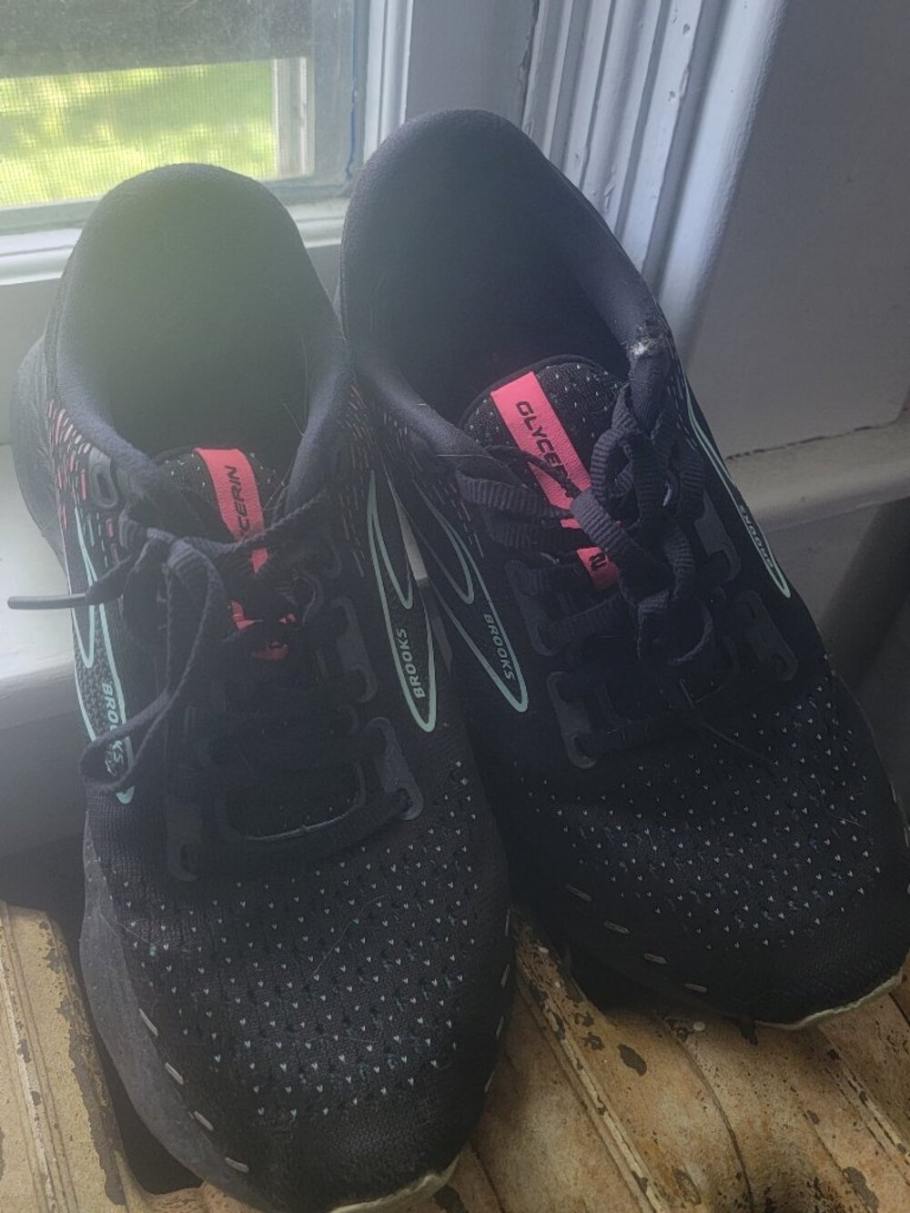 Brooks Tennis Shoes 7.5